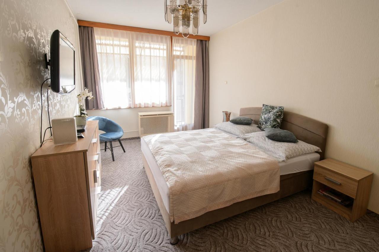 Lujzi Apartman Eger Bagian luar foto